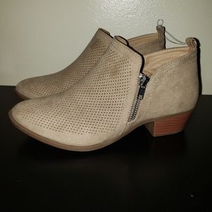 BEIGE FAUX SUEDE PERFORATED ANKLE BOOT (W)